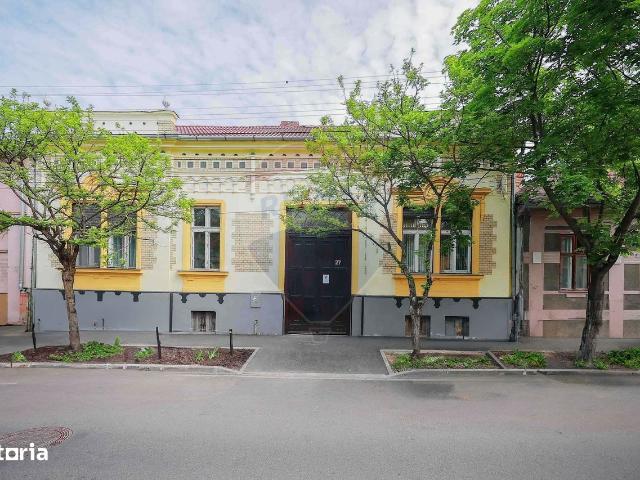 Apartament cu 4 camere de vânzare în zona Ultracentral