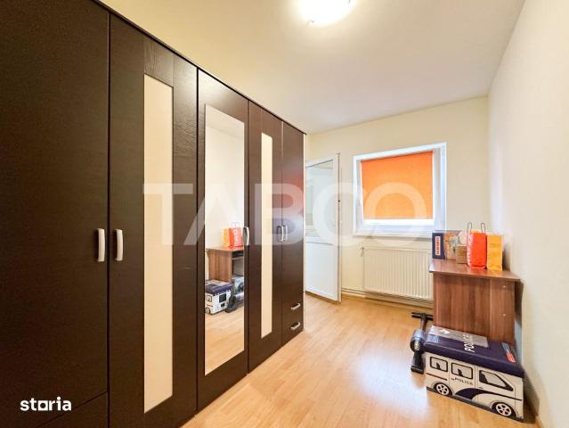Apartament cu 4 camere decomandate etaj intermediar zona OMV V. Aaron