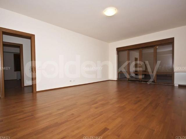 Apartament cu 4 camere potrivit pentru rezidenta si birouri