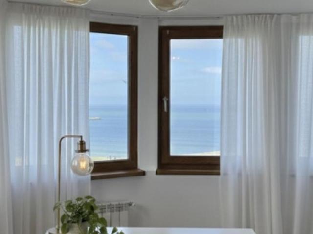 Apartament cu 4 camere si vedere frontala la mare / Faleza Nord