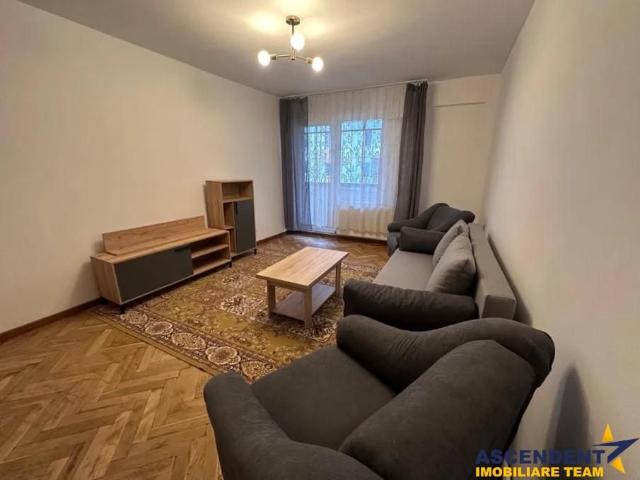 Apartament cu 4 camere, zona Tudor