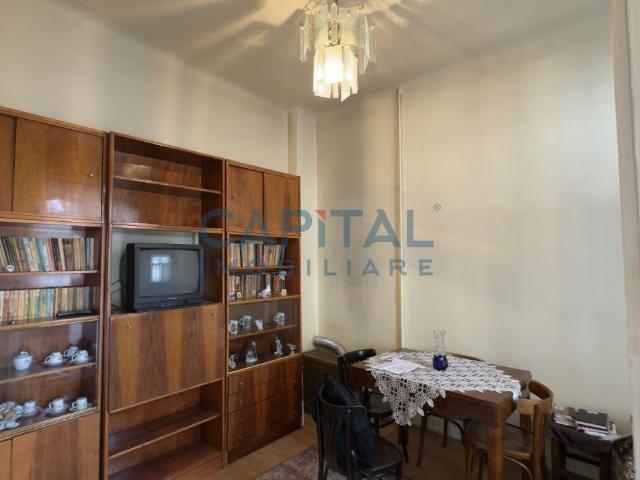 Apartament CENTRAL, tavan de peste 3m, URANIA! Parcare in curte! Boxa!
