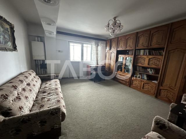 Apartament de inchiriat 2 camere decomandat etaj 3 mobilat utilat