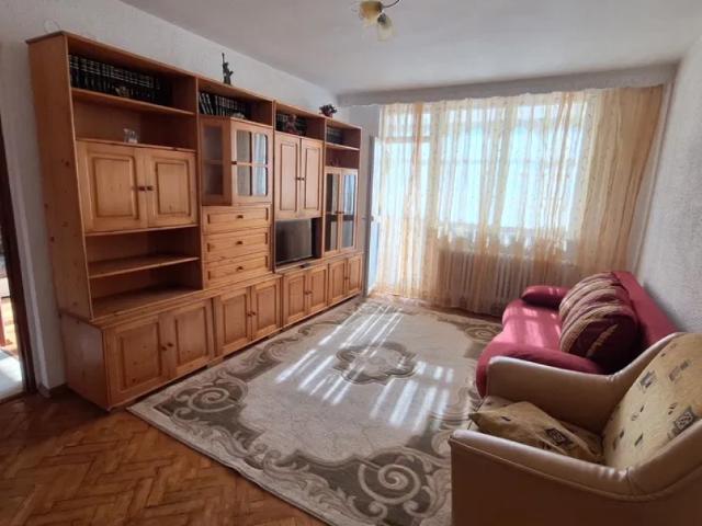 Apartament de inchiriat, 2 camere, semidecomandat, 50 mp, Central, Cod 163050