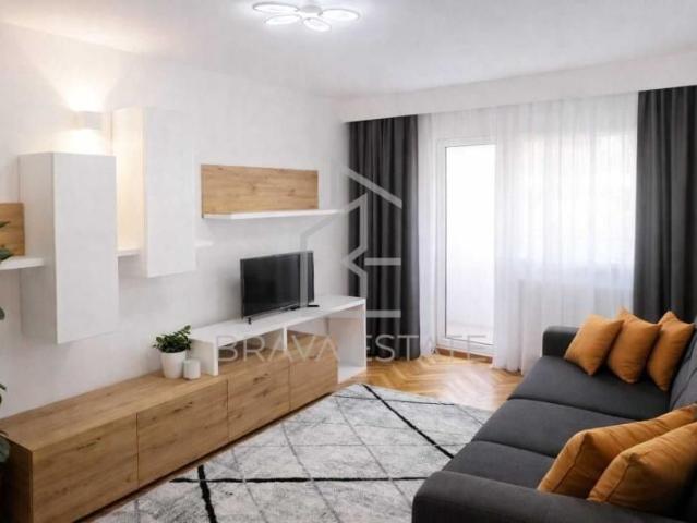Apartament de inchiriat, 3 camere, decomandat, 2 bai, zona UMF