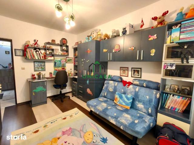 Apartament de inchiriat / 3 camere/ loc de parcare privat