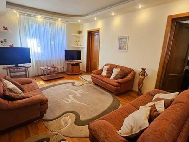 Apartament de inchiriat, ultracentral, la parterul unei vile