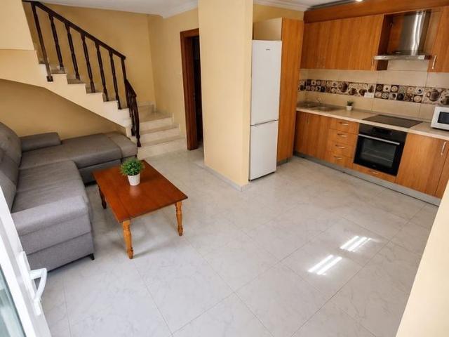 Apartament de închiriat – casă înșiruită | zonă centrală lângă Teatru