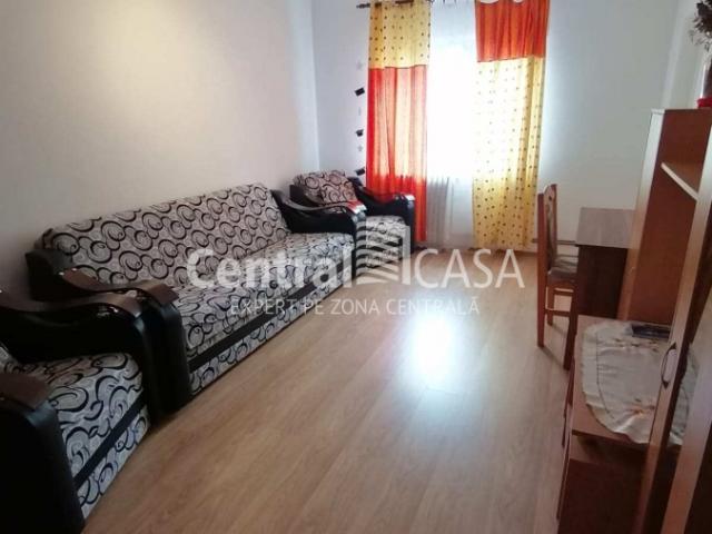 Apartament de închiriat cu 2 camere, Centru Podul de Fier