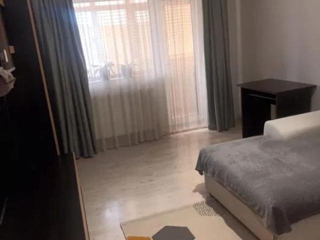 Apartament de inchiriat cu 3 camere Zona Alexandru cel Bun