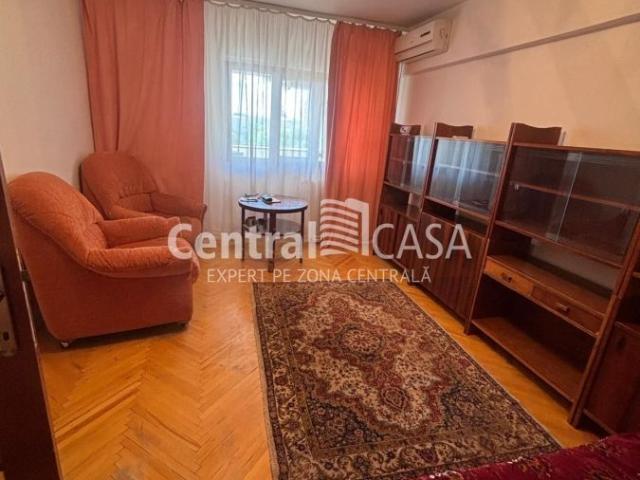 Apartament de închiriat cu 3 camere, Centru Civic