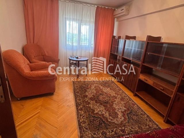 Apartament de închiriat cu 3 camere, Centru Civic