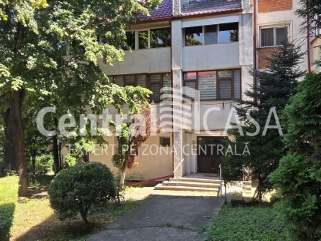 Apartament de închiriat cu 3 camere, Centru Targu Cucu