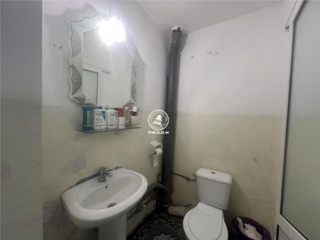 Apartament de închiriat cu 3 camere, decomandat, zona Canta