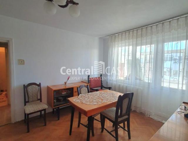 Apartament de închiriat cu 3 camere, Podu Ros