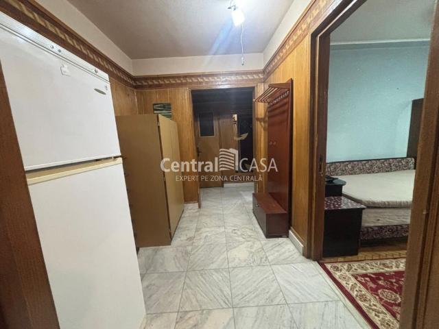 Apartament de închiriat cu 3 camere, Podu Ros