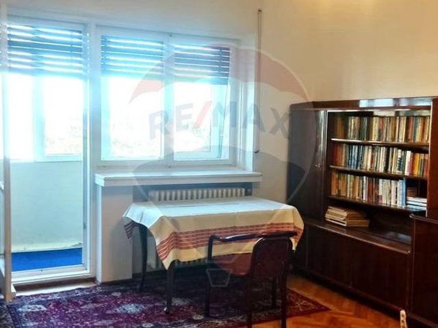 Apartament de inchiriat cu doua camere decomandate zona B.