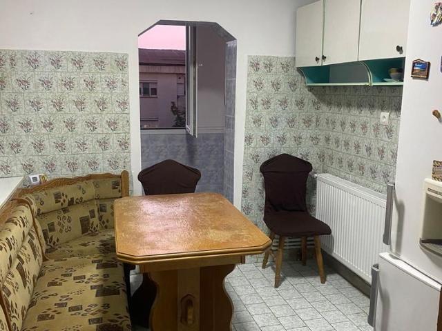 Apartament de închiriat, etaj 4/4, preț 400 euro