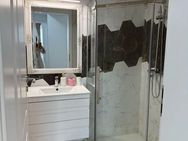 Apartament de vânzare cu 4 camere, zona Faleză Nord