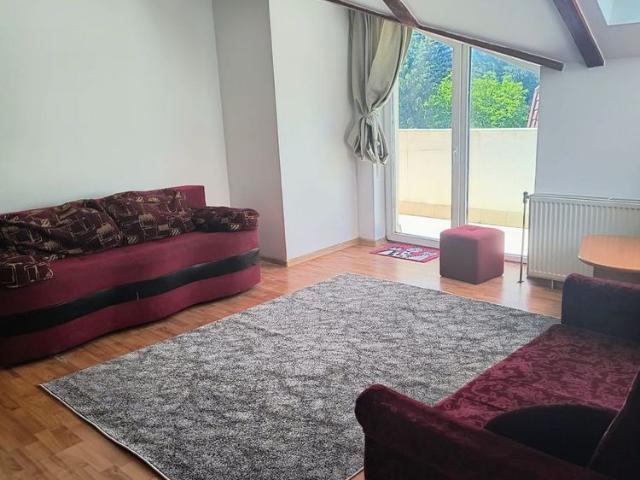 Apartament de 3 camere cu balcon zona Colina Bucium