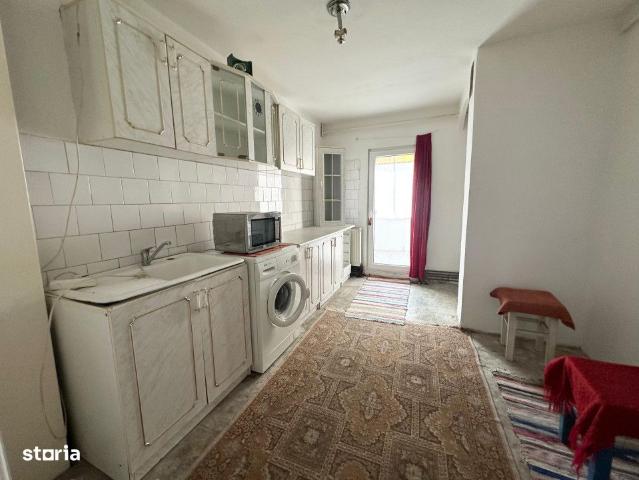 Apartament de 3 camere, decomandat, balcon si beci