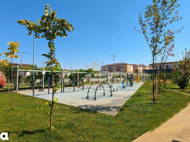 Apartament decomandat cu 3 camere si balcon, stradal la Sos. Leordeni