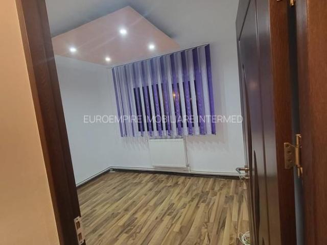 Apartament decomandat cu 3 camere, zona Inel II nemobilat