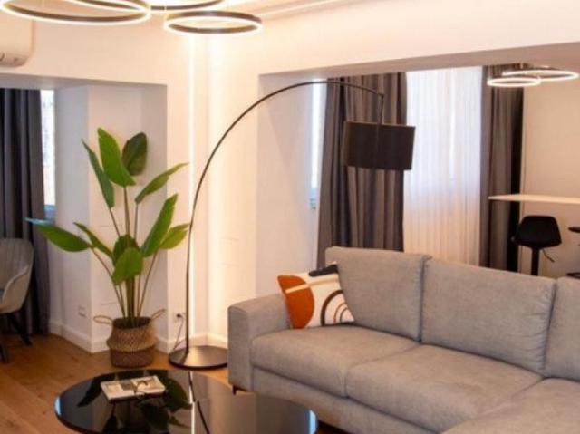 Apartament decomandat de inchiriat cu 3 camere in Splaiul Unirii