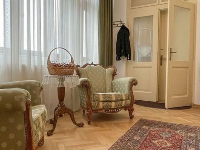 Apartament deosebit cu 3 camere, curte si parcare, aproape de Centru