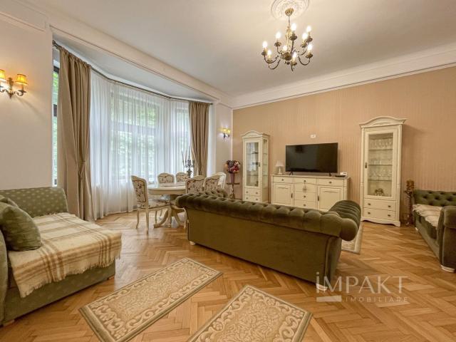 Apartament deosebit cu 3 camere, curte si parcare, aproape de Centru