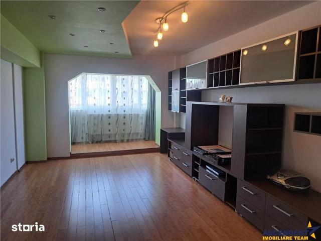Apartament generos 3 camere de inchiriat, in zona apreciabila, Nicolae