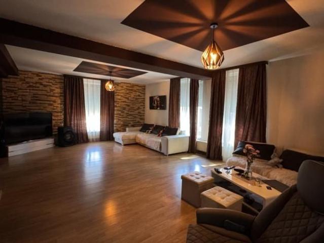 Apartament la curte comuna cu intrare separata, zona Dambovita