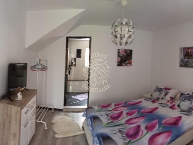 Apartament la casa 3 camere curte piscina foisor Zona Podul Jelnei