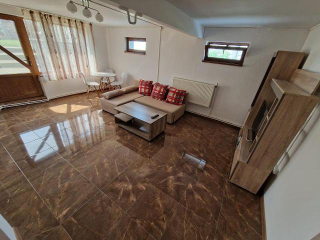 Apartament la casa cu 3 camere in Floresti,zona Closca