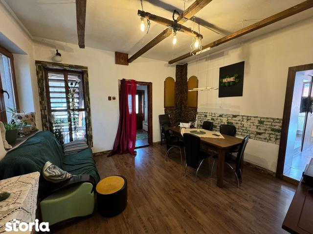 Apartament la casa, decomandat. 100 mp, 3 camere Centru Sibiu