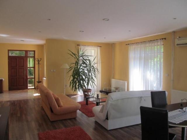 Apartament la casa mobilat