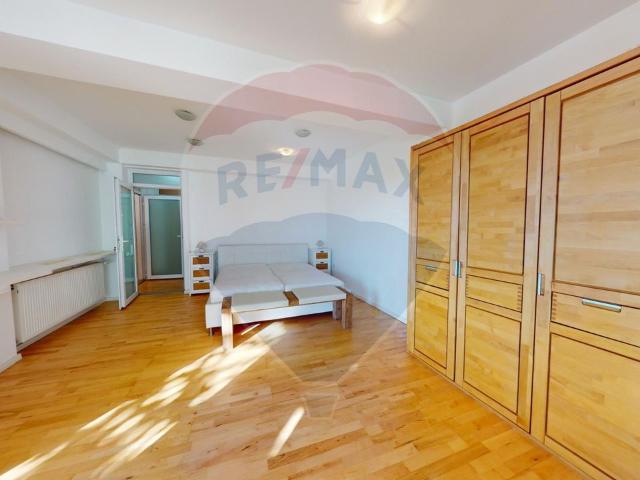 Apartament la vila, cu 5 camere de vânzare în zona Turnisor