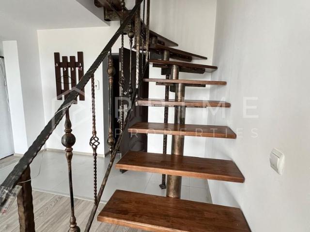 Apartament penthouse cu 4 camere de vânzare în Cornișa