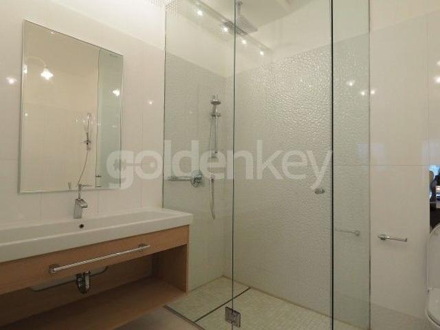 Apartament premium cu 5 camere, piscina exterioara, 2 garaje | ID:9778