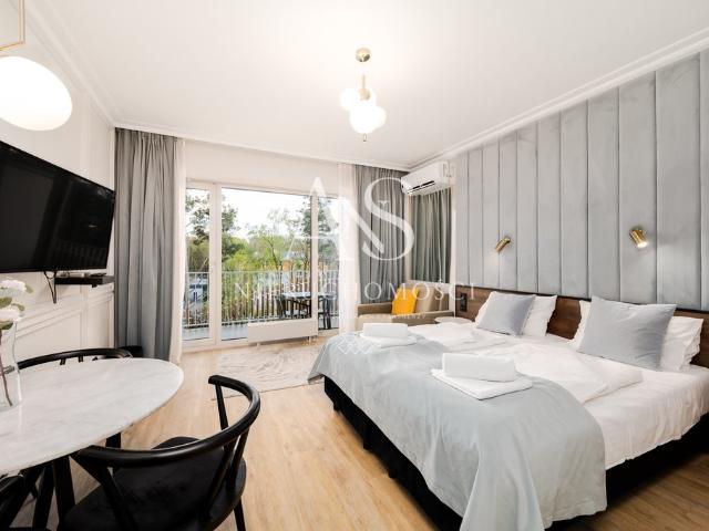 Apartament przy plaży z basenem i miejscem postojowym
