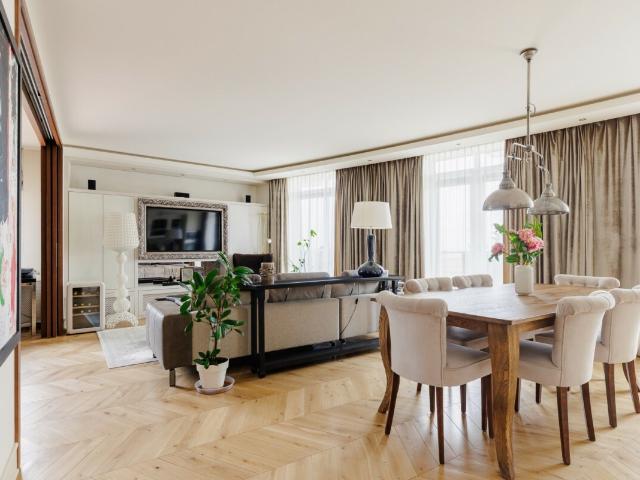 Apartament przy Placu Trzech Krzyży, garaż