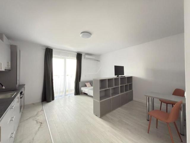 Apartament studio de inchiriat. Loc de depozitare in pod. Asfalt