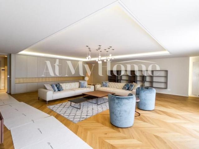 Apartament SUPERB, spatios cu 4 camere, finisaje lux, renovat si mobilat complet
