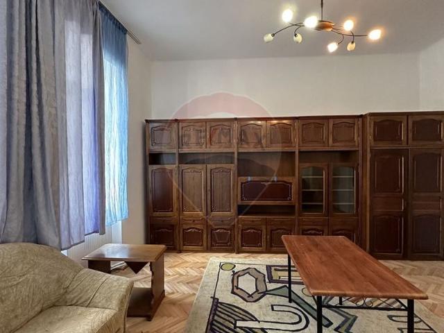 Apartament spațios în casă