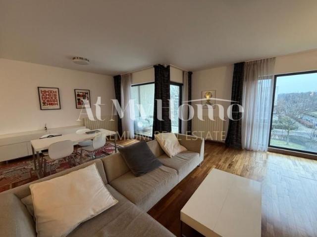 Apartament spatios cu 3 camere, mobilat complet, 2 terase, parcare, boxa