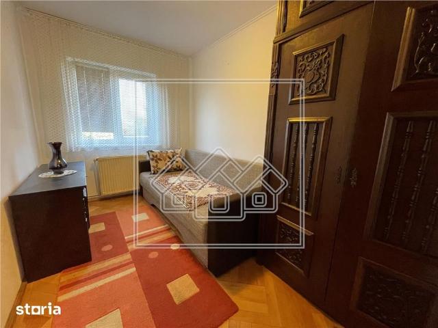 Apartament spatios cu 3 camere, Str. Scoala de Inot