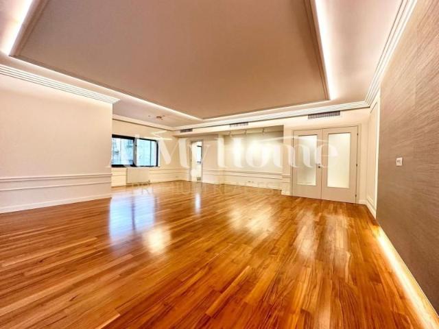 Apartament spatios cu 4 camere, partial mobilat modern, parcare, paza, terase