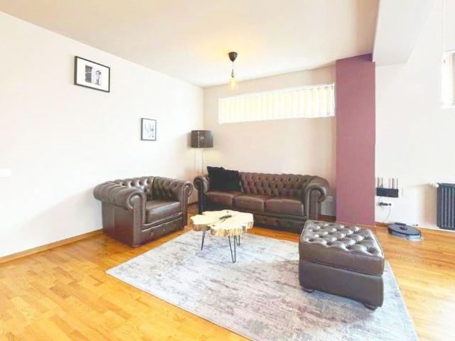 Apartament spatios cu 5 camere, vila 2010!