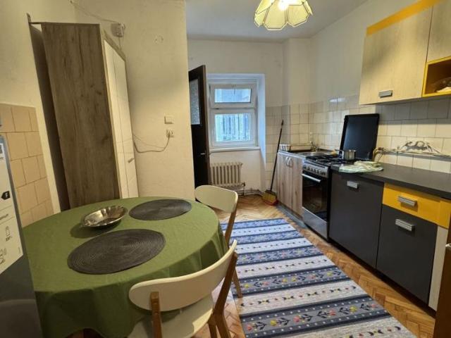 Apartament spatios, etaj 1 !