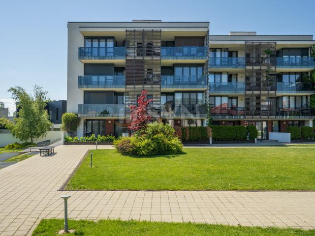 Apartament spatios Sisesti cu vedere la Lac